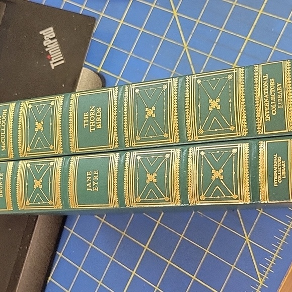 VTG Green Faux Leather Bound Classic Books Set of 2 Jane Eyre & The Thorn Birds - Picture 5 of 5